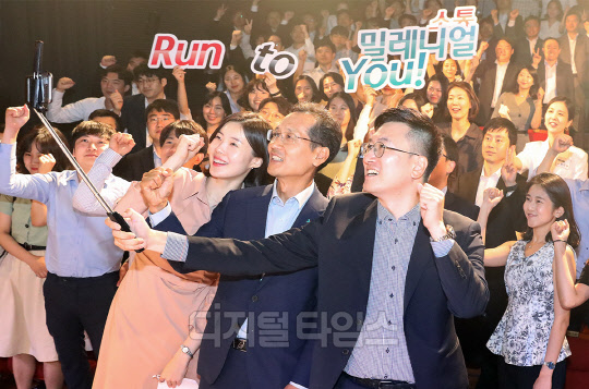 지성규 KEB하나은행장(가운데)이 지난 19일 대학로 드림아트센터에서 행원들과 함께 기념 사진 촬영을 하고 있다. KEB하나은행 제공